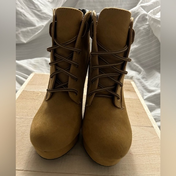 Shi By Journey Womens Rain Tan Stacked Heel Ankle Bootie Tan Nubuck Size 7 M - Picture 2 of 8